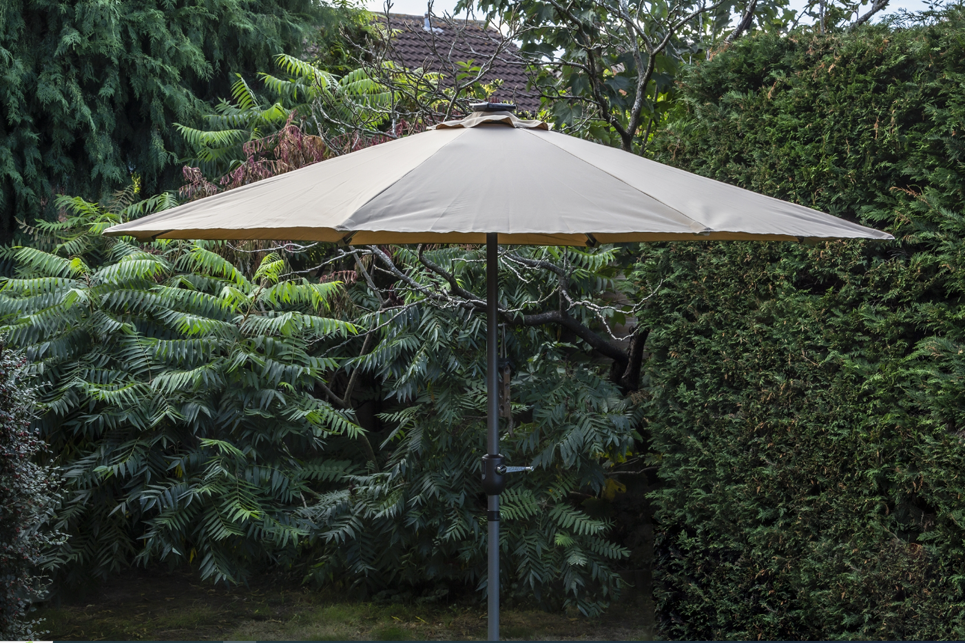 Stürdi 2.7m Round LED Solar Parasol